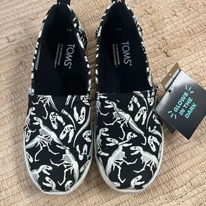 TOMS Kids Black Glow-in-the-Dark Dinosaur Sneakers